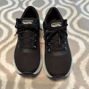 Skechers arch fit. Women’s size 7. Black, blue and white